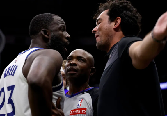 konfrontasi-draymond-green-dan-fans-sangat-panas